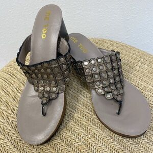 Me Too Kelee gunmetal metallic leather studded thong wedge sandal, Size 11
